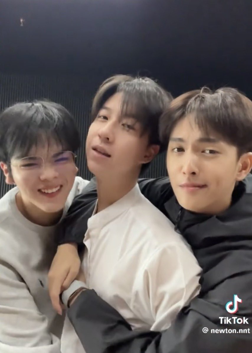 acupoflattechu's tweet photo. ชอบน้องเป้อถ่ายกับนิวตั้นมาก ชีรักนิวตั้นจริงๆเบสเฟรนด์ของชี https://t.co/5O2jhcOVY6