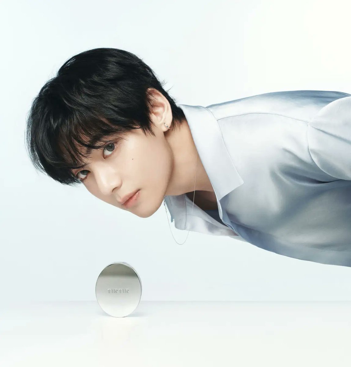Kkorepo's tweet photo. 『ティンティッドスキン グロウクッション』グローバルアンバサダー「#BTS」#V の新ビジュアルを公開！
🔗https://t.co/TCpT4RW7C6 https://t.co/wvLmMf7ERz