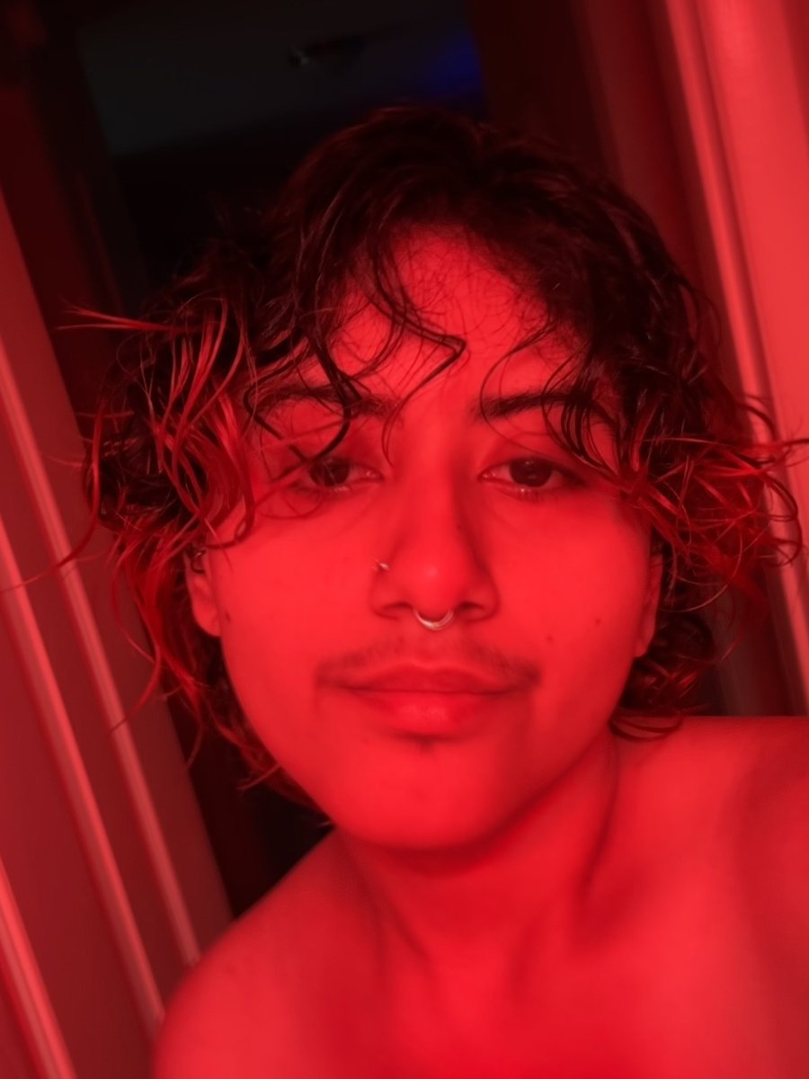 korypon's tweet photo. being obsessed with yourself honestly is amazing. but not in like a big ego narcissistic way. 

#ftm #trans #selfie https://t.co/QyNkrXojYn