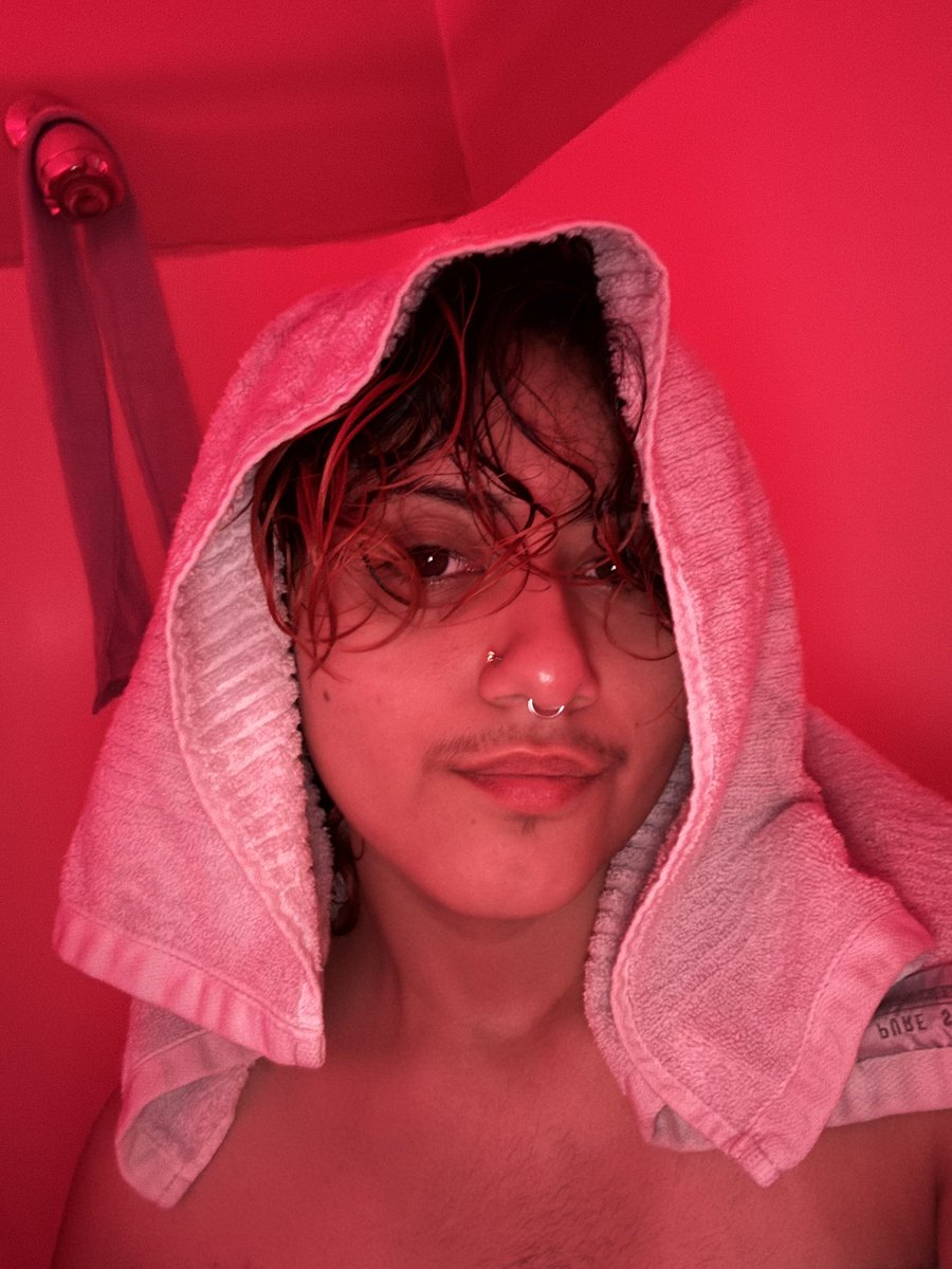 korypon's tweet photo. being obsessed with yourself honestly is amazing. but not in like a big ego narcissistic way. 

#ftm #trans #selfie https://t.co/QyNkrXojYn
