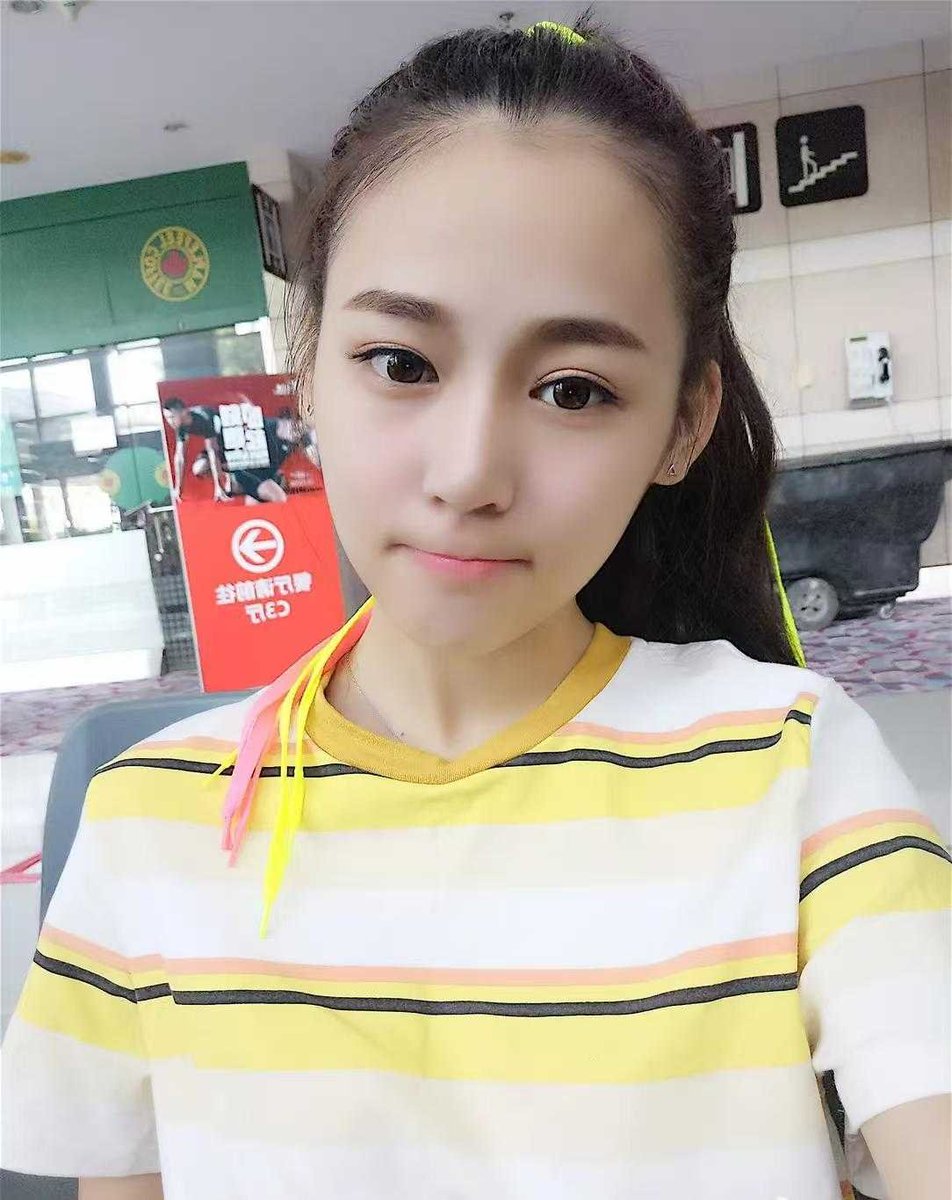 YeXing45078's tweet photo. 你以为这事儿最脏的是女主播？错了，最瘆人的是那个男的——刷了上千万，录音里一句"赔2000万再陪一年，不干就让你坐牢20年"。

她隐婚骗打赏，该骂；可他拿案子当卖身契，翻脸比翻书还狠，更让人脊背发凉！直播间里喊你"宝贝"的大哥，现实里可能既有老婆又有算盘。别等被拿捏了才后悔没提醒——这世上最贵的不是打赏，是被套住后想走都走不了的代价。