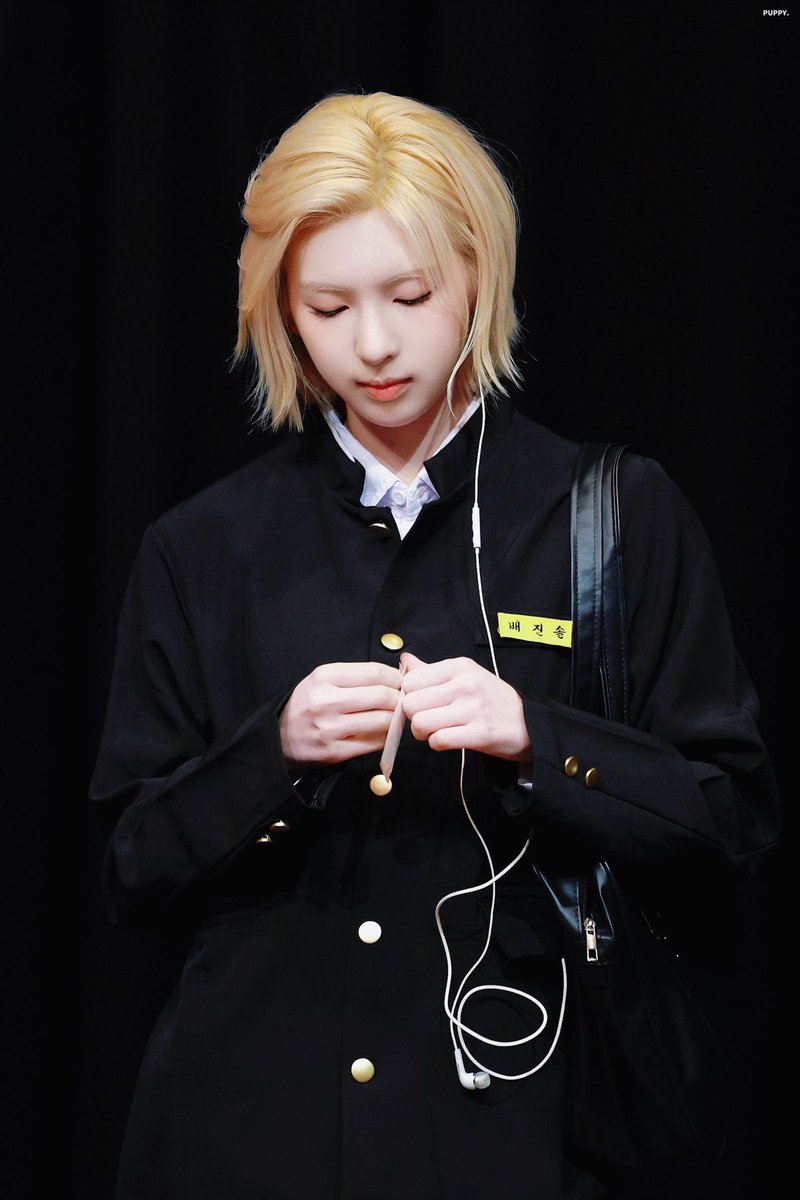 nmixxfull's tweet photo. 학교에서 불량 소녀 커플이라고 불리는 모습!
#NMIXX #SULLYOON #BAE #설윤 #배이 https://t.co/mYAuEk1907