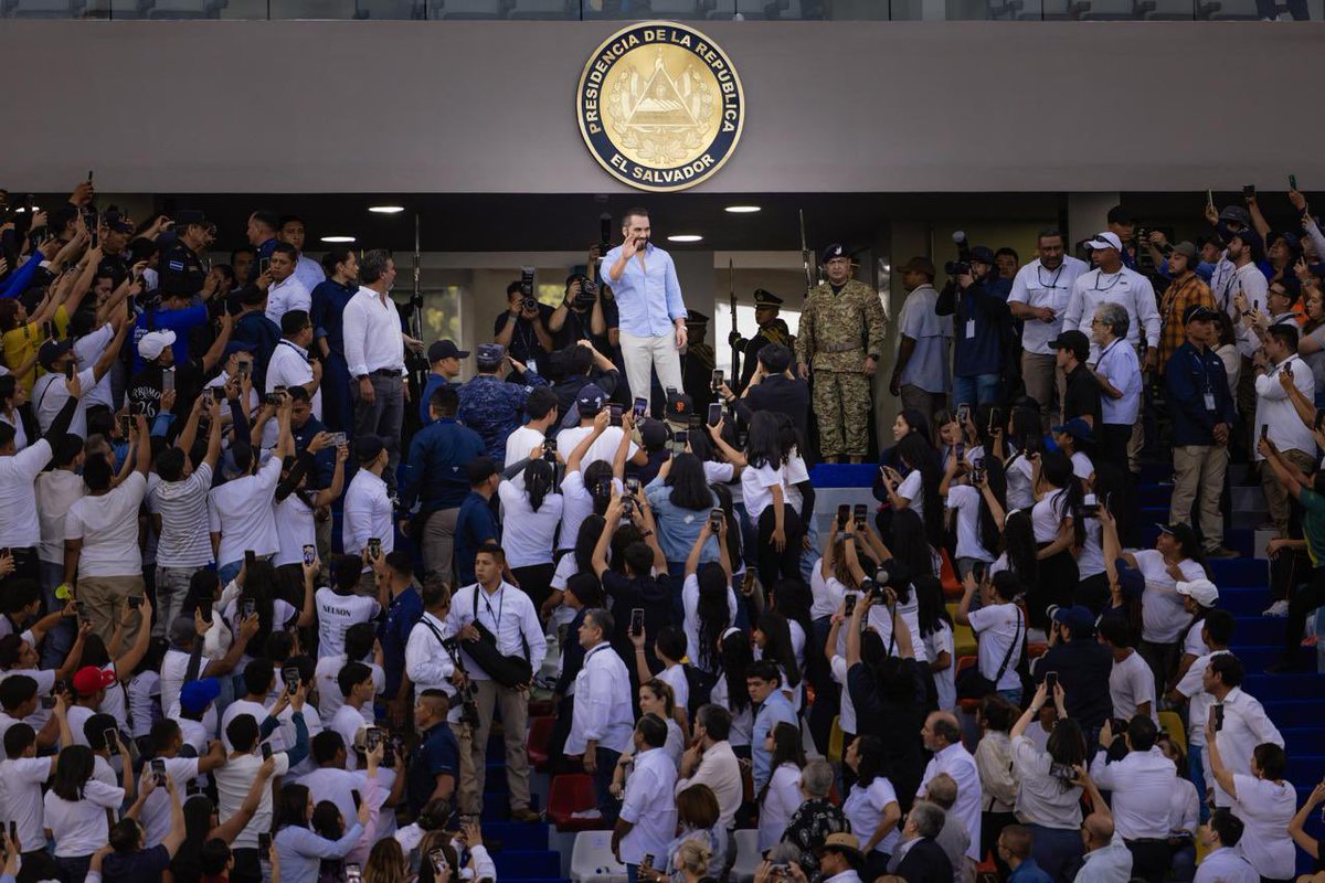 PresidenciaSV's tweet photo. El Salvador Renace 🇸🇻

Mensaje del Presidente @nayibbukele a más de 30 mil jóvenes del Programa de Formación de la Dirección de @integracionsv. https://t.co/GwHhSFM898
