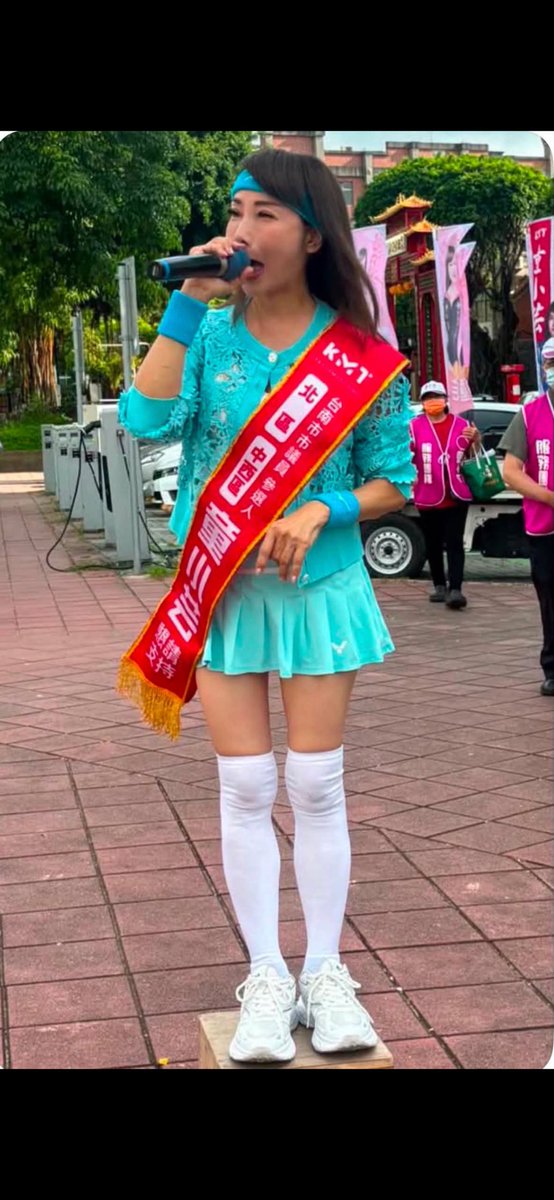 Janina02573746's tweet photo. 台南人，請你們挑一個審美觀好一點的，好嗎

這種打扮，真的一言難盡…..

先不說她是布袋戲團團長的人了 https://t.co/1iIGRGqn2V