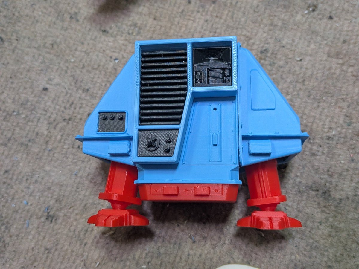 ok2177's tweet photo. サイレントランニングのドローン製作。カラーのフィラメントで出力して色プラっぽくして見ました。ちょっとチープといみたいでこれはこれでかわいいかも。
アームも付けてみましたが、可動部に真鍮棒入れたら割れてしまったので、もう少し強度を上げてみます。 https://t.co/pxGsgzcs81