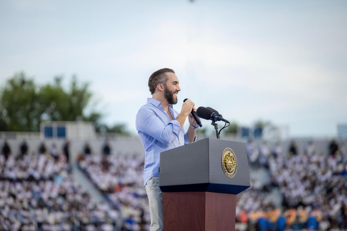 PresidenciaSV's tweet photo. “Ahora tenemos que demostrarle a la gente que no solo somos seguridad, sino que también somos educación. Que no solo limpiamos la tierra, la aramos y la preparamos, sino que vamos a cultivar la mejor cosecha que ha tenido nuestro país que son ustedes: la mejor cosecha que ha tenido El Salvador en su historia. Y no me lo tienen que creer a mí”, Presidente @nayibbukele. 🇸🇻