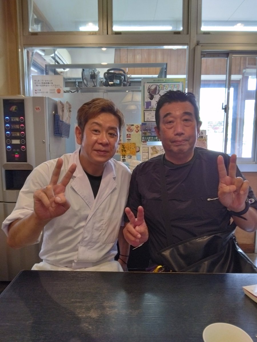 intothedream85's tweet photo. 御殿場にある魚啓さん大将と記念撮影 https://t.co/n0UPE69xyQ