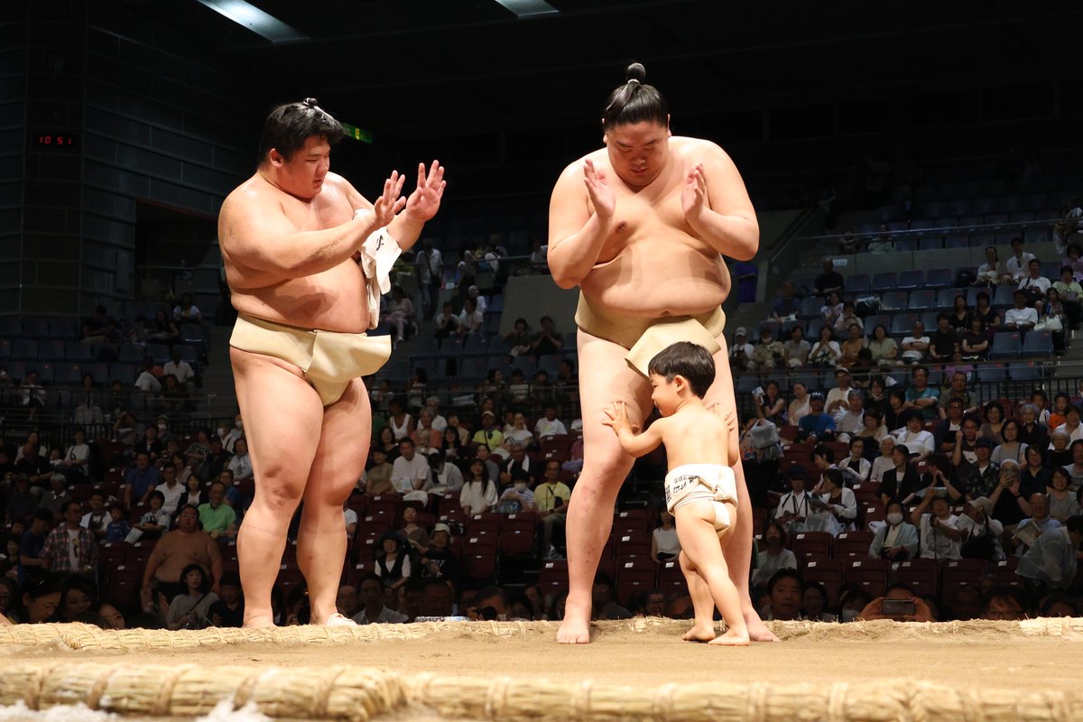 sumokyokai's tweet photo. ＜夏巡業 #川崎場所 ＞ 
子供たちとのふれあい相撲。
宇良、一山本、友風
#sumo #相撲 https://t.co/B4VWJhD0BE