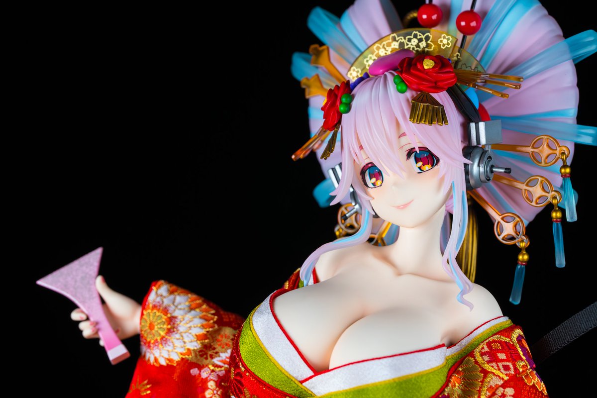 figibiyo's tweet photo. 【Hands-on Review】Does this ¥198,000 Super Sonico Japanese Doll justify its premium price?

We unbox the 1/4-scale Yoshitoku × F Super Sonico -Japanese Doll- and examine what makes it different from an ordinary figure.

Highlights include genuine kinran brocade produced by Bando Shoten and tailored by Yoshitoku, elaborate combs and kanzashi, Sonico’s signature headphones, and a finely detailed shamisen.

The craftsmanship is exceptional—but its 420 mm height, enormous packaging, and the extra dust and humidity care required by real textiles are important considerations before buying.

・Manufacturer: FURYU (F)
・Costume and dressing: Yoshitoku
・Scale: 1/4
・Height: Approx. 420 mm, excluding base
・Sculptor: Yamachi (Moineau)
・Paintwork: B_Sachi
・Price: ¥198,000, including tax
・Released: January 25, 2025
・Availability: FURYU HOBBY MALL exclusive

Costume and dressing: @ystk_official
F / Manufacturer: @furyu_hm
Super Sonico official account: @sonico_macaron

Hands-on photos and full review:
https://t.co/uP6SmqWFOH

#SuperSonico #Yoshitoku #FNEX #JapaneseDoll #FigureReview