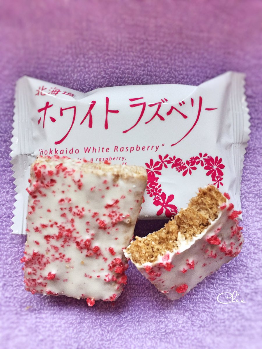 GoGoGOJOH2's tweet photo. No.1144
【 ボンボン製菓 北海道ホワイトラズベリー 】

サクサク食感のコーンパフを､口どけの良いホワイトチョコレートでコーティング｡
甘酸っぱいラズベリーの粉末をちりばめた､ロングラン商品｡

大人の爽やかさも相まって､新千歳空港などでも人気の北海道土産のお菓子です。 https://t.co/l1Aya8TGgi