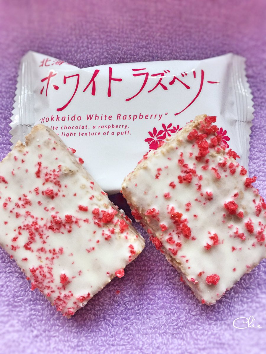 GoGoGOJOH2's tweet photo. No.1144
【 ボンボン製菓 北海道ホワイトラズベリー 】

サクサク食感のコーンパフを､口どけの良いホワイトチョコレートでコーティング｡
甘酸っぱいラズベリーの粉末をちりばめた､ロングラン商品｡

大人の爽やかさも相まって､新千歳空港などでも人気の北海道土産のお菓子です。 https://t.co/l1Aya8TGgi