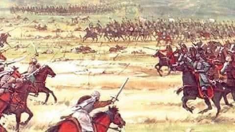 TCHakanayazAyaz's tweet photo. Bugün yıldönümü. 

Malazgirt Savaşı, İslamcıların yazdığı gibi Hilal ile Haç'ın vuruşması değildir.

 Çünkü; Müslüman Araplar savaşa katılmamıştır, dahası "Alparslan yenilsin" beklentisi içindeydiler.

 Malazgirt Savaşı kahraman Türklerle Bizans'ın savaşıdır. Zaferi getiren de Hristiyan Türklerin yani Kıpçaklar, Uzlar, Peçenekler ve Kumanlar'ın dindaşlık değil soydaşlık şuuru ile saf değiştirmesi olmuştur. 

 Yani zafer kazanan ordunun yarısının boynunda Haç vardı.

 Malazgirt Zaferi hakkındaki bu tarihi gerçek ders kitaplarımızda nedense hep sansürlenmiştir.

Alper Aksoy
