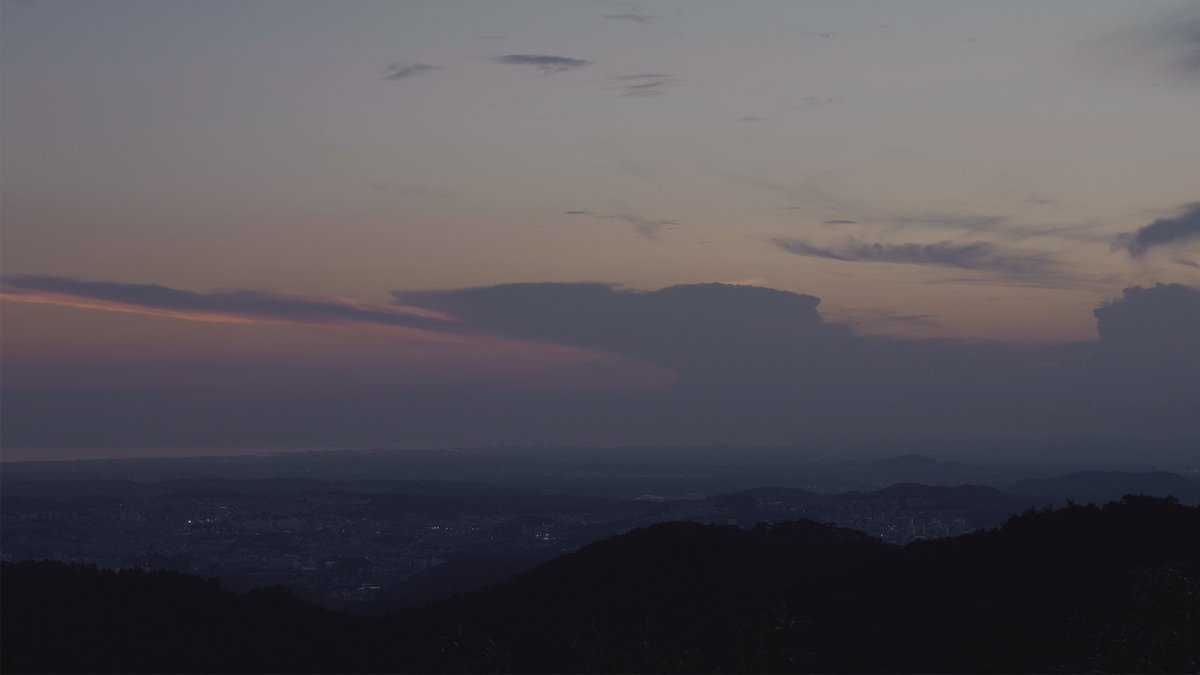 suzuyan0112's tweet photo. 摩耶山から西の明石方面へ
夕景から夜景へ移ろう空
湧き上がる雲と少しずつ灯る街の景色に見入った時間

https://t.co/tt9VgvTlYu

#夕景
#夜景
#タイムラプス
#LUMIX
#S1RM2 https://t.co/fZv7Ru6ul9