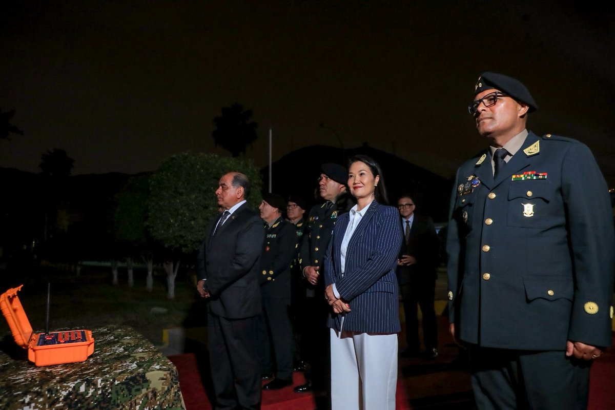 presidenciaperu's tweet photo. “El Perú los necesita preparados, unidos y firmes”.
La presidenta Keiko Fujimori reafirmó el compromiso de su Gobierno de fortalecer a la Policía Nacional con mejores capacidades, herramientas y condiciones para enfrentar al crimen organizado, el narcotráfico y las amenazas contra la seguridad del país.

Durante el 39.° aniversario de la Dirección de Operaciones Especiales de la PNP, rindió homenaje a los policías que entregaron su vida en cumplimiento del deber y reconoció a quienes hoy continúan esa misión al servicio del Perú. 

📱Ver nota de prensa:

https://t.co/3fiPCZeY7M