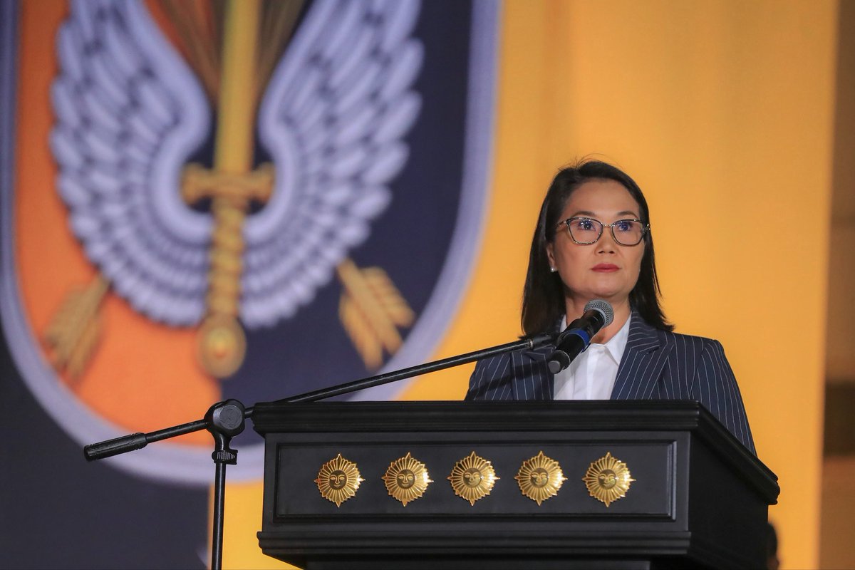 presidenciaperu's tweet photo. “El Perú los necesita preparados, unidos y firmes”.
La presidenta Keiko Fujimori reafirmó el compromiso de su Gobierno de fortalecer a la Policía Nacional con mejores capacidades, herramientas y condiciones para enfrentar al crimen organizado, el narcotráfico y las amenazas contra la seguridad del país.

Durante el 39.° aniversario de la Dirección de Operaciones Especiales de la PNP, rindió homenaje a los policías que entregaron su vida en cumplimiento del deber y reconoció a quienes hoy continúan esa misión al servicio del Perú. 

📱Ver nota de prensa:

https://t.co/3fiPCZeY7M