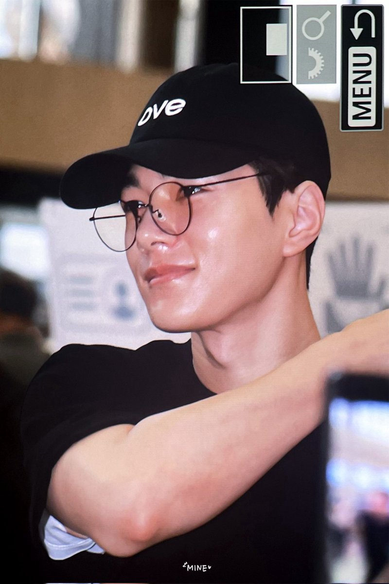 lkiment_'s tweet photo. The other thing about unchanged fancon tour era myungsoo us getting specs myungsoo every week

How did I survive that??? https://t.co/KWDgEhtSTX