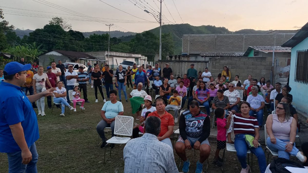 ADOrgAcosta's tweet photo. Continuamos trabajando desde el sector Octavia Rondón, El Rincón. Actualizando el acontecer político con más de 100 compañeros asistiendo a dicha reunión.

AD trabajando por la Democracia y Libertad, de la mano de María Corina Machado.

LA UNIDAD ES UN DEBER
@PieroMaroun https://t.co/4NKCRTVtTk