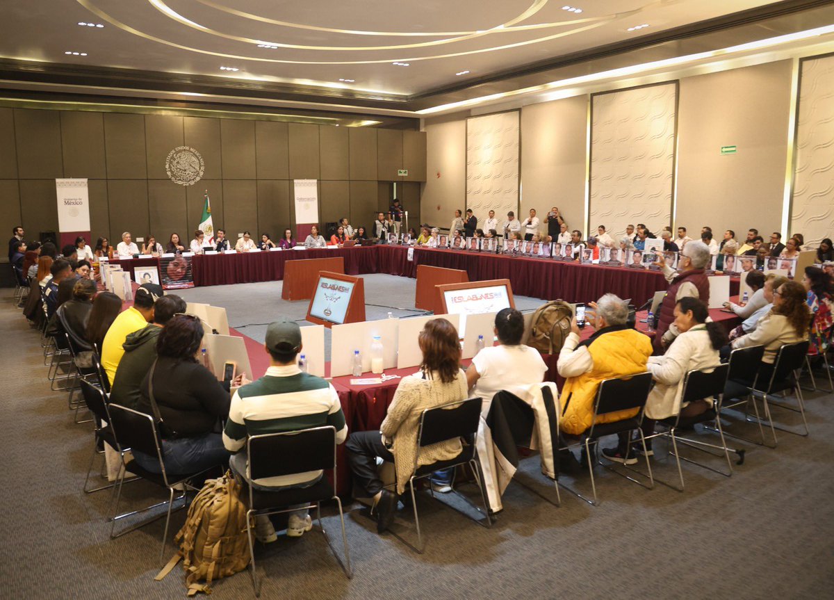 rosaicela_'s tweet photo. Nos reunimos en la @SEGOB_mx con integrantes de la Red Eslabones por los Derechos Humanos, a fin de fortalecer las acciones para la localización de personas. Trabajamos por justicia y verdad en la búsqueda, un tema prioritario para las familias y el @GobiernoMX de la Presidenta @Claudiashein. 🇲🇽 @arturomedinap @Yuriddhh @CEAVmex