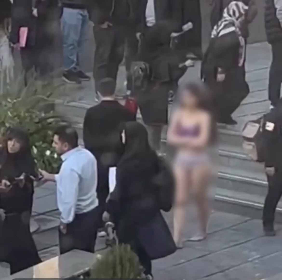 iHaider_96's tweet photo. @exjournsakshi 1. People were celebrating this Iranian girl, calling it “breaking the regime.”
2. Yet, those same people are upset when this actor wears this dress. https://t.co/Hg8k5YCbc3