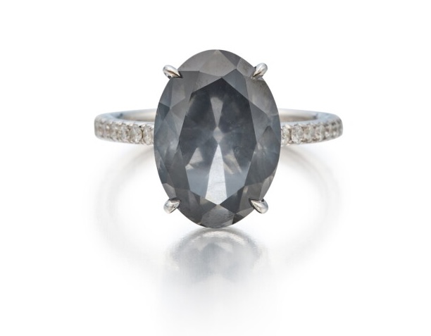 JewelleryTokyo's tweet photo. いま2026年のハイジュエリーのまとめ記事を書いているのだが、ここ10年以上圧倒的に多かった色石から、ダイヤモンドへと少しだけトレンドの揺り戻しがきている。グレーやブラウンなど、今まではじかれ続けてきたダイヤモンドも散見。
カラーレス・アイクリーンが中心のラボグロウンダイヤモンドに対向し、天然ダイヤモンドの魅力を再アピールする動きともいえそうだ。