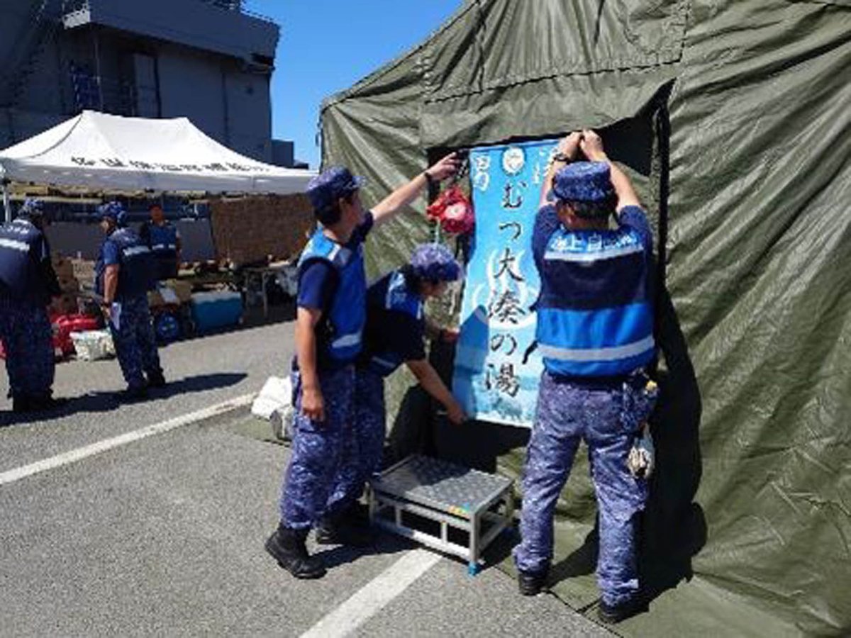 jmsdf_srh's tweet photo. 【#入浴支援 の状況】
昨日、八代港において多用途支援艦すおう「すおうの湯」佐世保及び大湊入浴支援隊「西海の湯・むつ大湊の湯」での入浴支援を実施しました。
引き続き、被災された方々に一時でも憩いの場を提供できるよう、寄り添った支援活動に努めてまいります。
#被災者のために #海上自衛隊 https://t.co/zYQkv33IN0