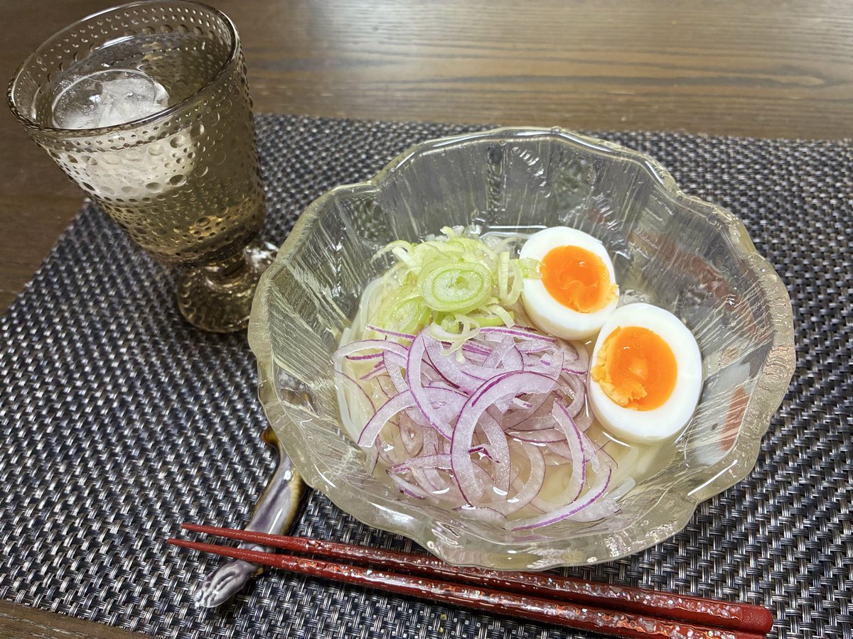 Rue_shu's tweet photo. お昼はもりおか冷麺鶏白湯🍜賞味期限が過ぎているのに気づきあわてて調理。保存期間が長いから１週間くらいは大丈夫でしょ。 #もりおか冷麺 #お昼ごはん #おうちじかん https://t.co/N9WxHeikQ4