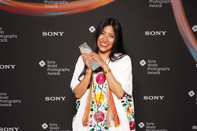 Mexicocampeon1's tweet photo. ¿Te enteraste?
🇲🇽📸 La artista Citlali Fabián, originaria de Villa Hidalgo Yalalag, fue nombrada "Fotógrafa del Año 2026" en los prestigiosos Sony World Photography Awards en Londres, gracias a su poderosa serie "Bilha, Stories of my Sisters". 🏆✨ #OrgulloMexicano #Oaxaca https://t.co/fck51PP8CJ