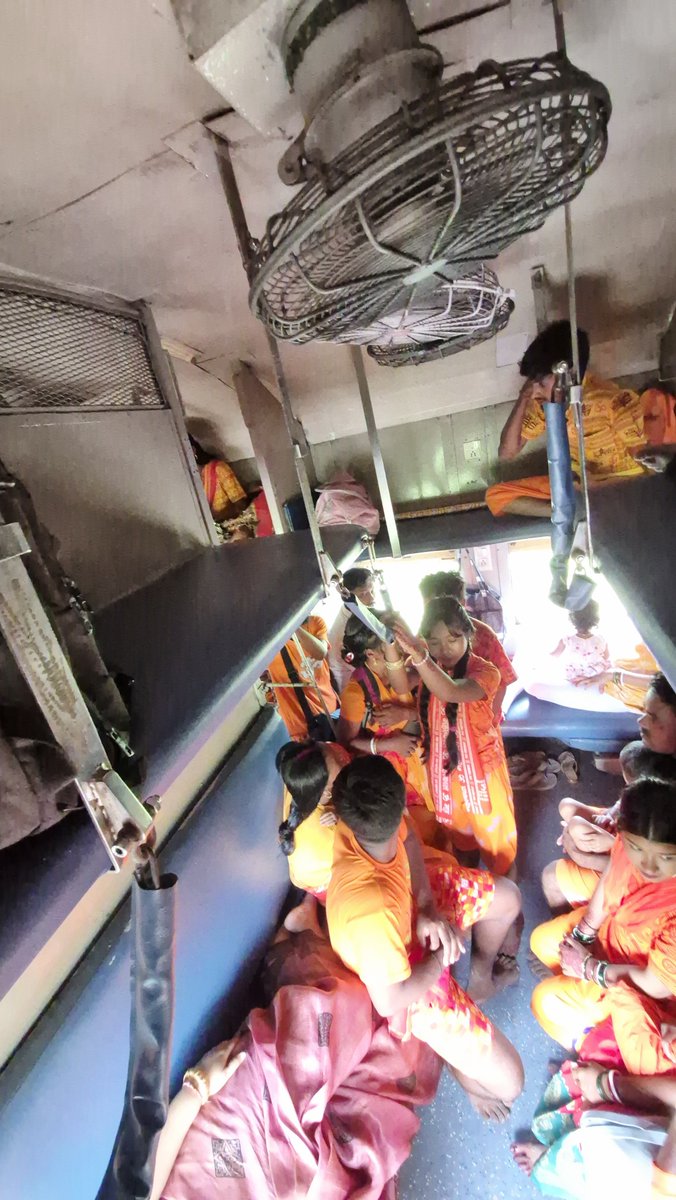 roy_shibesh's tweet photo. @irctc @RailwaySeva This is the situation https://t.co/F04Ny8JOGr