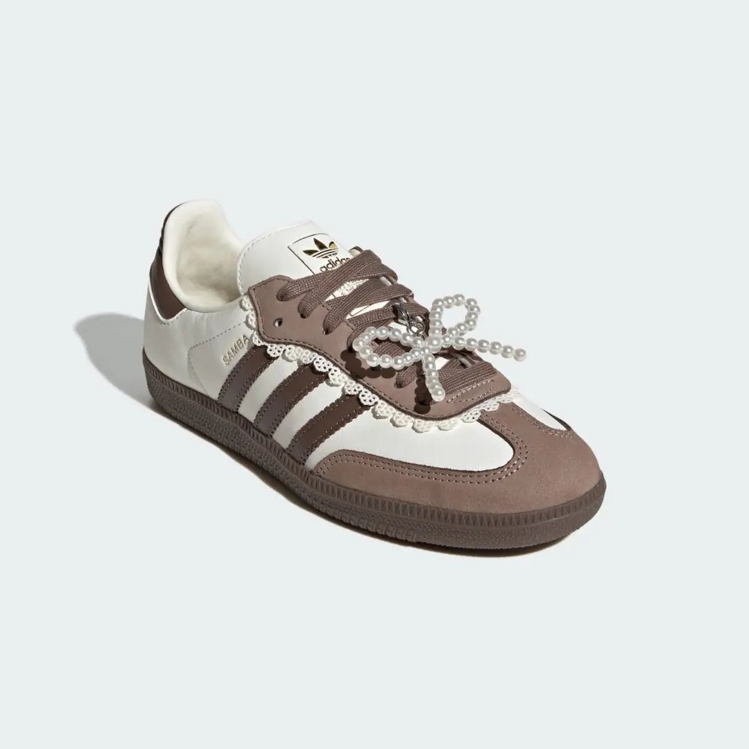 BadSneakersX's tweet photo. 🤎 Earthy neutrals hit different

👟 adidas Originals Samba OG “Off White/Earth Strata/Gum”
Style Code: KZ8359

📅 Release: August 21, 2026

💰 Price: $100–$120

Clean Off White leather meets warm Earth Strata suede overlays and that classic gum sole. The timeless Samba silhouette gets a perfectly muted, autumn-ready makeover that works with everything 🍂

#adidas #SambaOG #Samba #SneakerDrop #BadSneakersX