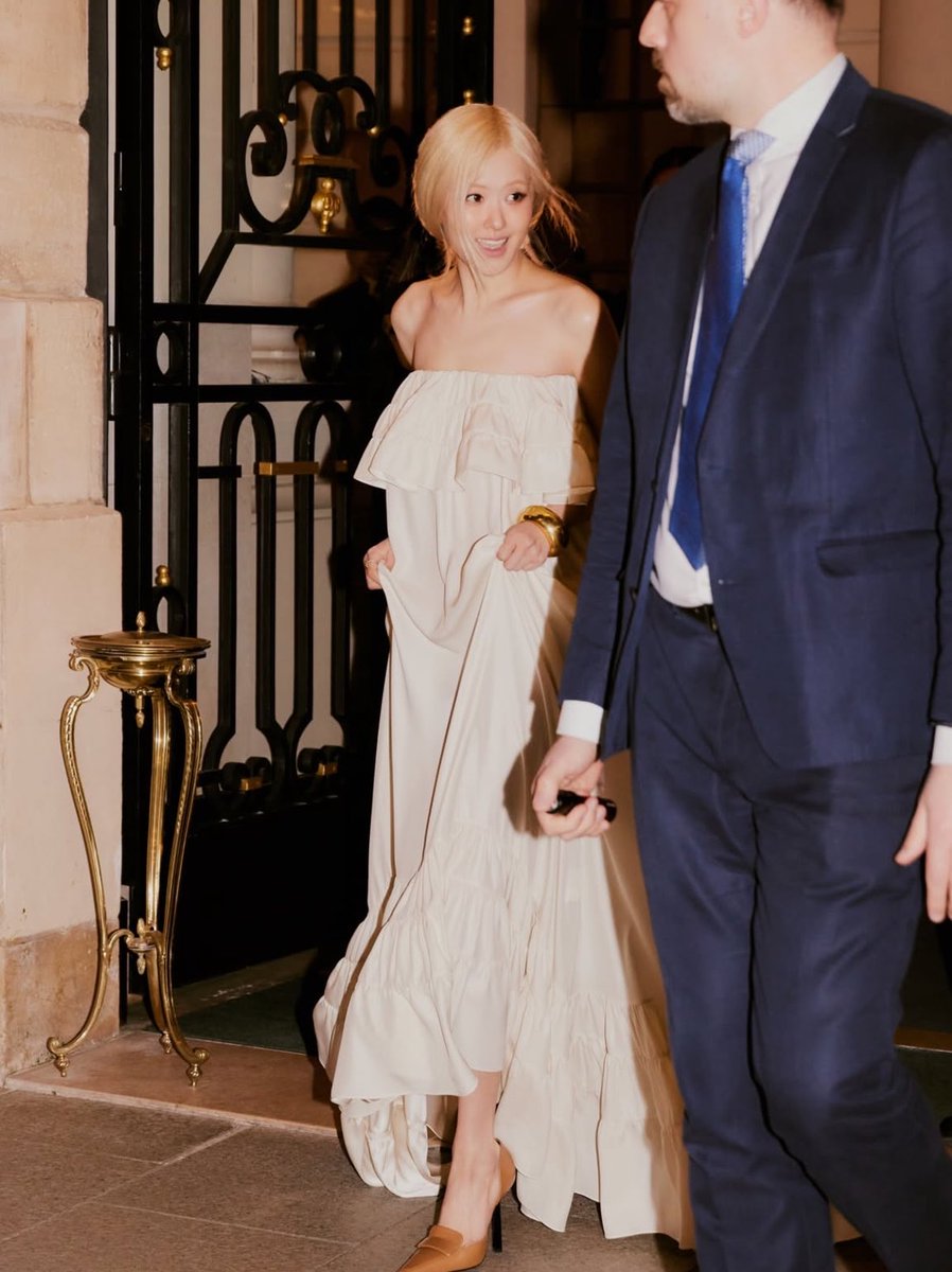rosespics's tweet photo. she’s so princess https://t.co/Djl0kBiZdK