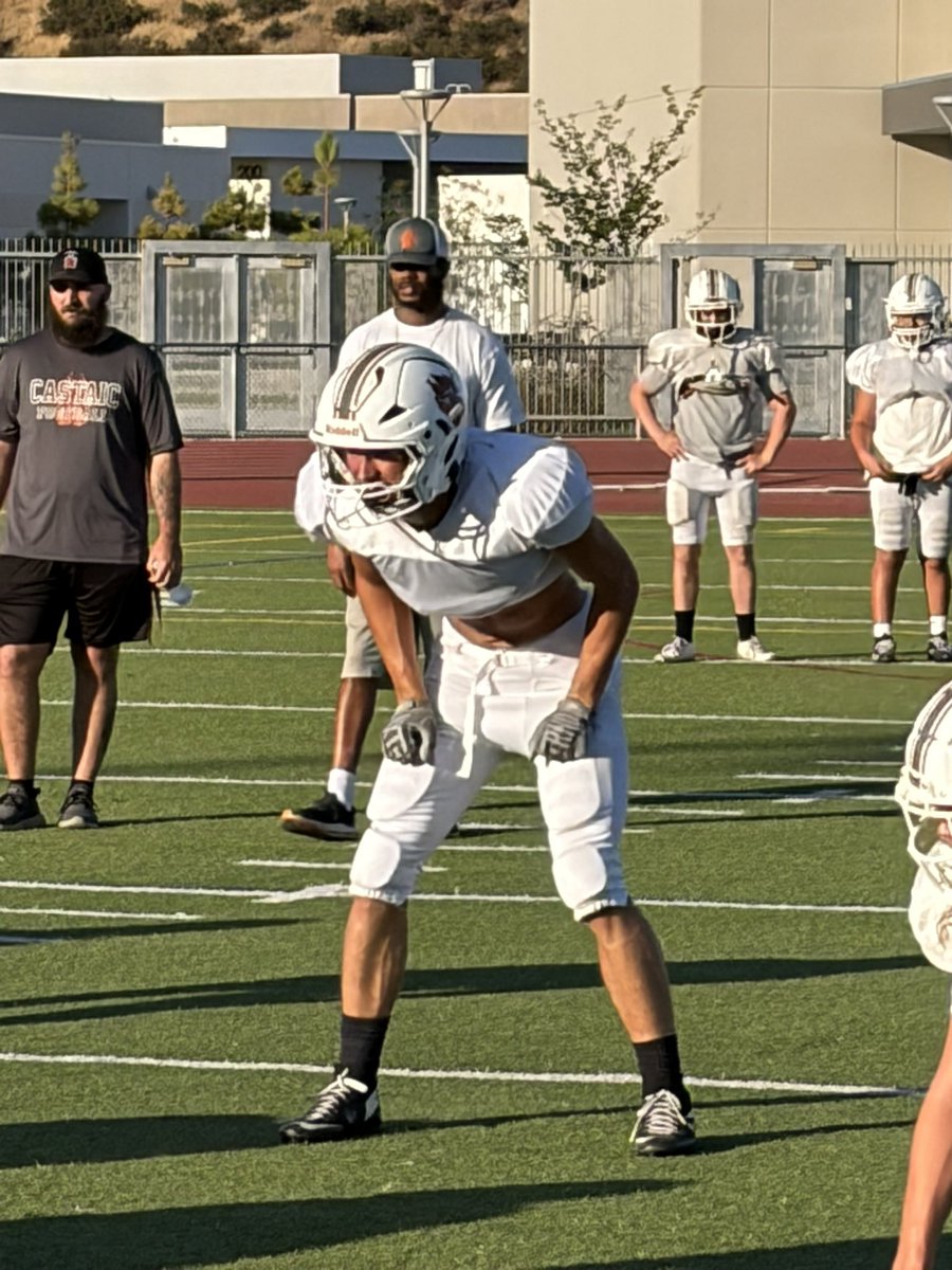 CastaicFootball's tweet photo. Lincoln Kusumi A player that missed all of last season with an injury in pre season. So he’s got time to make up! Coming away with 5 tackles &amp; 2 receptions for 34 yards, he has started. Here he is, locked in at practice!! @StirFrySports @sixstarfootball @newsfromryan @KHTSSports https://t.co/NYJXLkN6XT