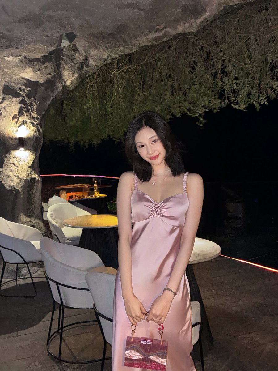 peariesps's tweet photo. มาดามชั้นเว่อร์ไปปะ ออร่าของคนอายุ 21 ปีต้องเป็นแบบนี้แหละ โคตรจะลัคชูรี่ ผู้ดีตั้งแต่หัวจรดเท้า บุคลิกภาพคือชนชั้นสูง จริตแบบนี้ไม่ได้หาง่ายๆเลย อิหยางมันถูกหวยอีกแล้วสินะ ㅠㅠ https://t.co/4c46SAaSgN