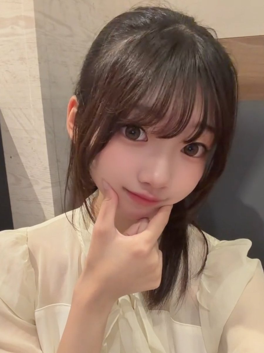 JNanae's tweet photo. ほっぺ触ってる写真撮るとめっちゃ思い出すこと💡

小さい頃のキャッチフレーズ？
ライブで必ず言ってた｢ほっぺぷっにゅぷにゅのナナエです💓｣

みんなのキャッチフレーズ作るとしたらどんな感じ？🤣 https://t.co/4hYziR3AWa