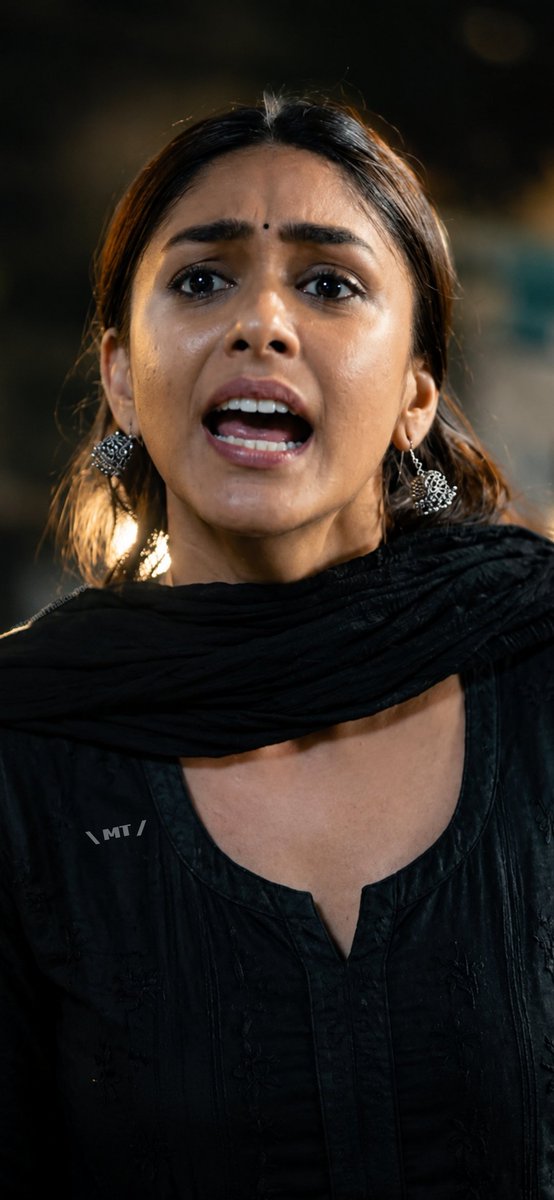 MrunalThakur004's tweet photo. Rubaroo....💋
    
           Jaann @mrunal0801 🦋🖤 https://t.co/teYzL8aDV4
