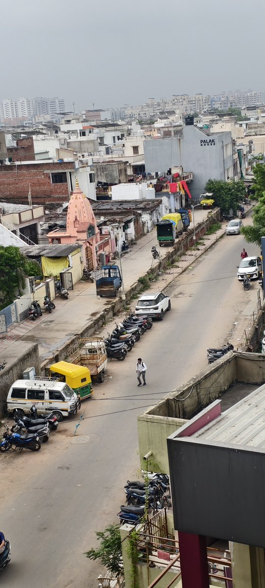 Nimesh07's tweet photo. વસ્ત્રાલ મેટ્રો સ્ટેશન પાસે પાર્કિંગ ના અભાવે 2 વ્હીલર સાઈડ માં પાર્ક કરવામા આવે છે. પાર્કિંગ કોઈને પણ નડે નહીં એવી રીતે કરવામાં આવે છે.હવે અચાનક સોસાયટી ના રહીશો દ્વારા અહીંયા  PAY &amp; PARKING નું બોર્ડ મારી દેવામાં આવ્યું છે. @AMC_Complaints @MetroGMRC https://t.co/5wi1vTyeNx