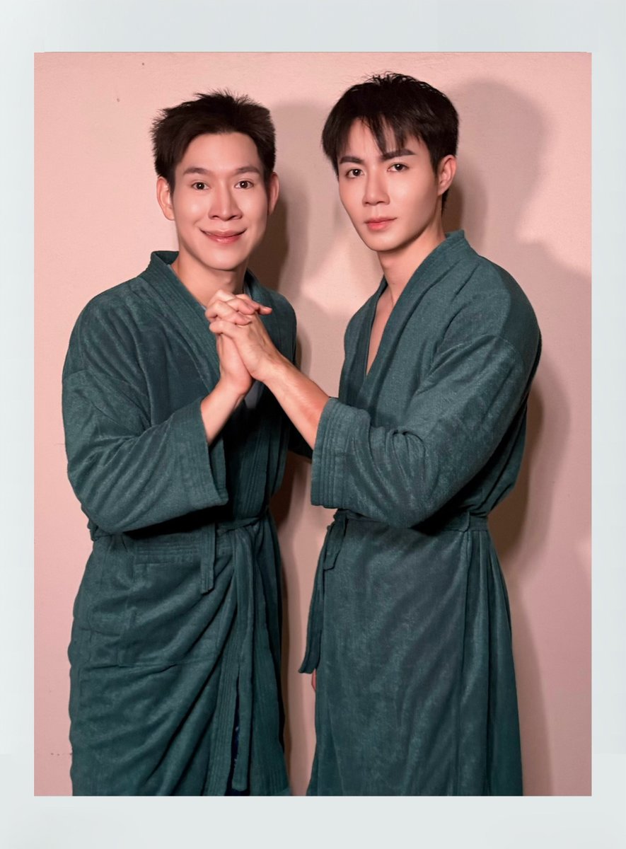 HUGELHEESeries's tweet photo. มนต์รักฮักอีหลี HUG E-LHEE : Somtum Rhapsody 🌶️🎙️

พุ้นแหล่ววว Q3 มื้อนี้มีอ้ายธีร์มาม่วนมาจอยนำกันแล้วจ้าาาา อ้ายช้างของน้องบ่ยืนเหงาแล้วเด้ แต่กะต้องลุ้นว่าจะมีไผมาอีกบ่น้ออ 🥳

แต่เบิ่งจากสีหน้าอ้ายช้างกับอ้ายธีร์แล้วกะขอให้ยิ้มไว้ในมื้อที่บักค้อบ่หวานเด้อออ  😣😐

HUG E LHEE Q3
#มนต์รักฮักอีหลีQ3
