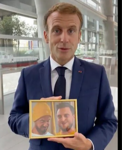 dreslincourt's tweet photo. Le couple 14-39...qu'en disent les psychiatres ? 
Source : revue de psychiatrie.
Toute ressemblance avec le couple présidentiel serait purement fortuit. 😀
Culpabilité pathologique :
 L'adolescent s'attribue souvent la responsabilité de la relation, un sentiment fréquemment renforcé par la manipulation de l'adulte.
Honte profonde : Sentiment d'être "souillé", anormal ou différent des jeunes de son âge.
Crise d'identité précoce : L'adulte impose un rôle de partenaire à l'adolescent, ce qui court-circuite la construction normale de son identité et détruit son insouciance.
Retrait social : Isolement de la famille et des amis du même âge par sentiment de décalage ou pour cacher la relation.
Attachement traumatique : L'adolescent peut défendre l'adulte, verbaliser des sentiments amoureux et ressentir un déchirement intense si la relation est interrompue par des tiers.
Hypersexualisation ou inhibition : Développement de comportements sexuels à risque (comme mécanisme de défense) ou, à l'inverse, blocage total et rejet de la sexualité.
La psychopathie : 
Un mécanisme de défense : Pour survivre à l'emprise et aux abus, le cerveau de l'adolescent peut s'anesthésier émotionnellement. Cela se traduit par une apparence d'insensibilité, une froideur relationnelle ou un détachement qui ressemble à de la psychopathie.
.
La régression comportementale : Face à une angoisse massive (l'emprise ou l'abus sexuel), le cerveau de l'adolescent se réfugie dans la période où il se sentait en sécurité : l'enfance. Le jeune adopte alors des attitudes de l'enfance (besoin excessif d'être rassuré, d'un doudou, langage enfantin, angoisse de séparation exacerbée
Une relation longue (plusieurs mois/années) : Elle crée un trouble traumatique développemental. Le cerveau intègre la manipulation comme la « norme » de construction. Le blocage est profond car le jeune n'a pas pu expérimenter des relations saines à un âge clé. [1, 2, 3]
L'adulte-enfant (hypermaturité de façade) : C'est le piège du grooming. L'adulte fait croire à l'adolescent qu'il est « mûr » ou « spécial ». Le jeune prend une posture d'adulte pour plaire à l'agresseur, mais ce masque s'effondre en privé, révélant une immaturité affective totale car les étapes normales de l'adolescence ont été sautées
La fixation développementale : Le trauma agit comme un « gel ». Le développement émotionnel s'arrête net à l'âge précis où la relation abusive a commencé. Même si le corps grandit et que l'intellect se développe, la gestion des émotions et de l'attachement reste bloquée à l'âge du début de l'abus.