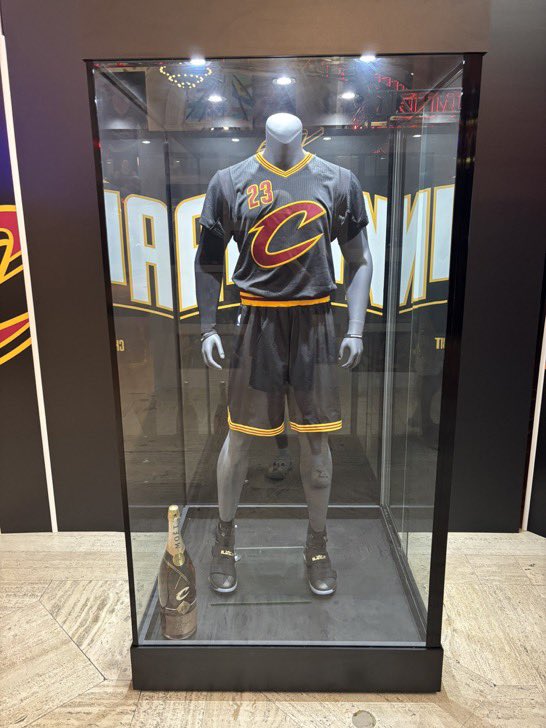 leballmight's tweet photo. Jersey still got aura oml 

like looking at a superhero suit on display https://t.co/Q5DsP3WjD0