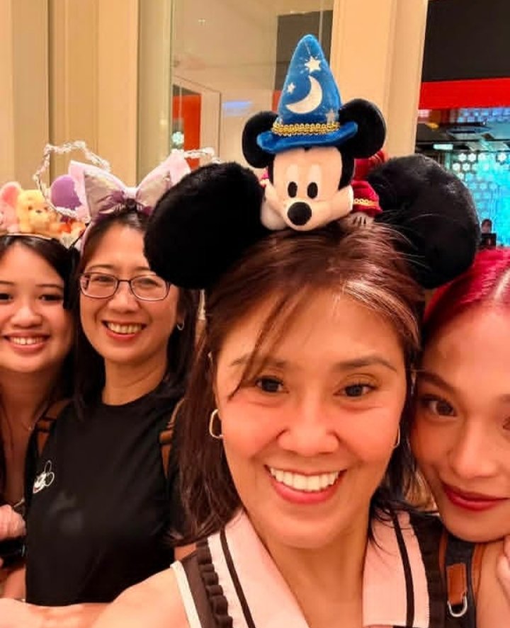 ShiningStarAC's tweet photo. AC bonding with her Mommy Cherry at Hongkong Disneyland 💖💖💖

@BonifacioAc @cerise0525 
#ACBonifacio https://t.co/MMCe3LI7nz