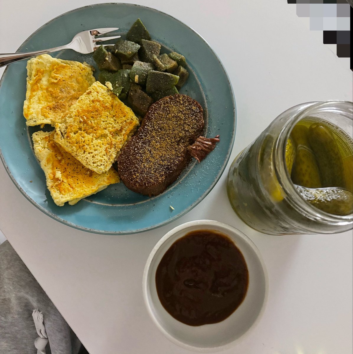 jennaislzy's tweet photo. omad went a little off the rails ngl zero idea how many cals is in the cinnamon roll i made but ¯\_(ツ)_/¯ 865 cals but w the cin roll prob puts me in a surplus lol 😵‍💫 https://t.co/QEuv3qn6Jt