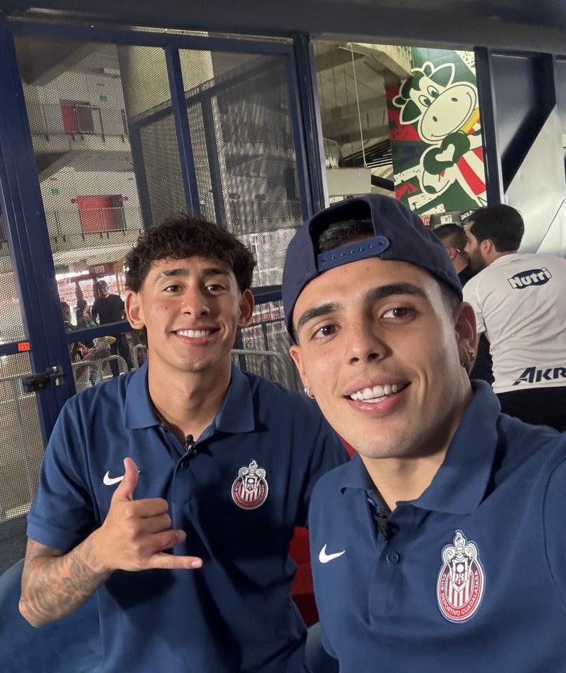 Chivas's tweet photo. 🇫🇷 ¡Vayan a ver a nuestra dupla lucirse en la Arena @esportsChivas! 🎮

📲 Les dejo el link 👉🏻 https://t.co/eA25TN1fwQ https://t.co/qj9zAQQ5qi