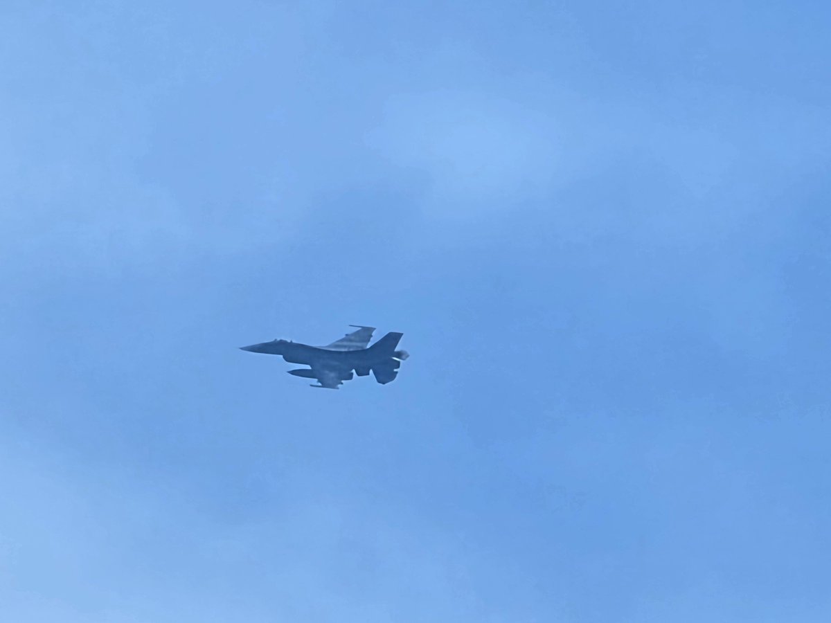 2bochin's tweet photo. 朝から戦闘機やらヘリやら空が騒がしいんだけどなんだろー？🤔
#イマソラ https://t.co/uhrgt9bI0Y