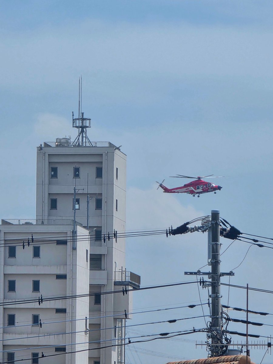 2bochin's tweet photo. 朝から戦闘機やらヘリやら空が騒がしいんだけどなんだろー？🤔
#イマソラ https://t.co/uhrgt9bI0Y