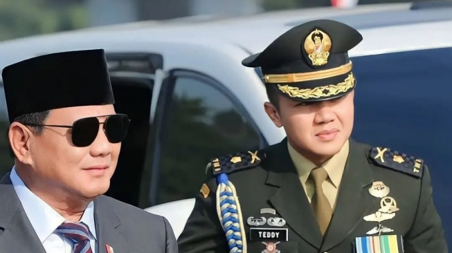 LambeSahamjja's tweet photo. pandji bilang seskab teddy gak boleh kaget kalo rakyat teriak "bedebah" ke prabowo:
- alasannya prabowo sendiri pernah ngucapin kata "ndasmu"
- pandji tegasin "anda menuai apa yang anda tanam" https://t.co/6zAUGYlluG