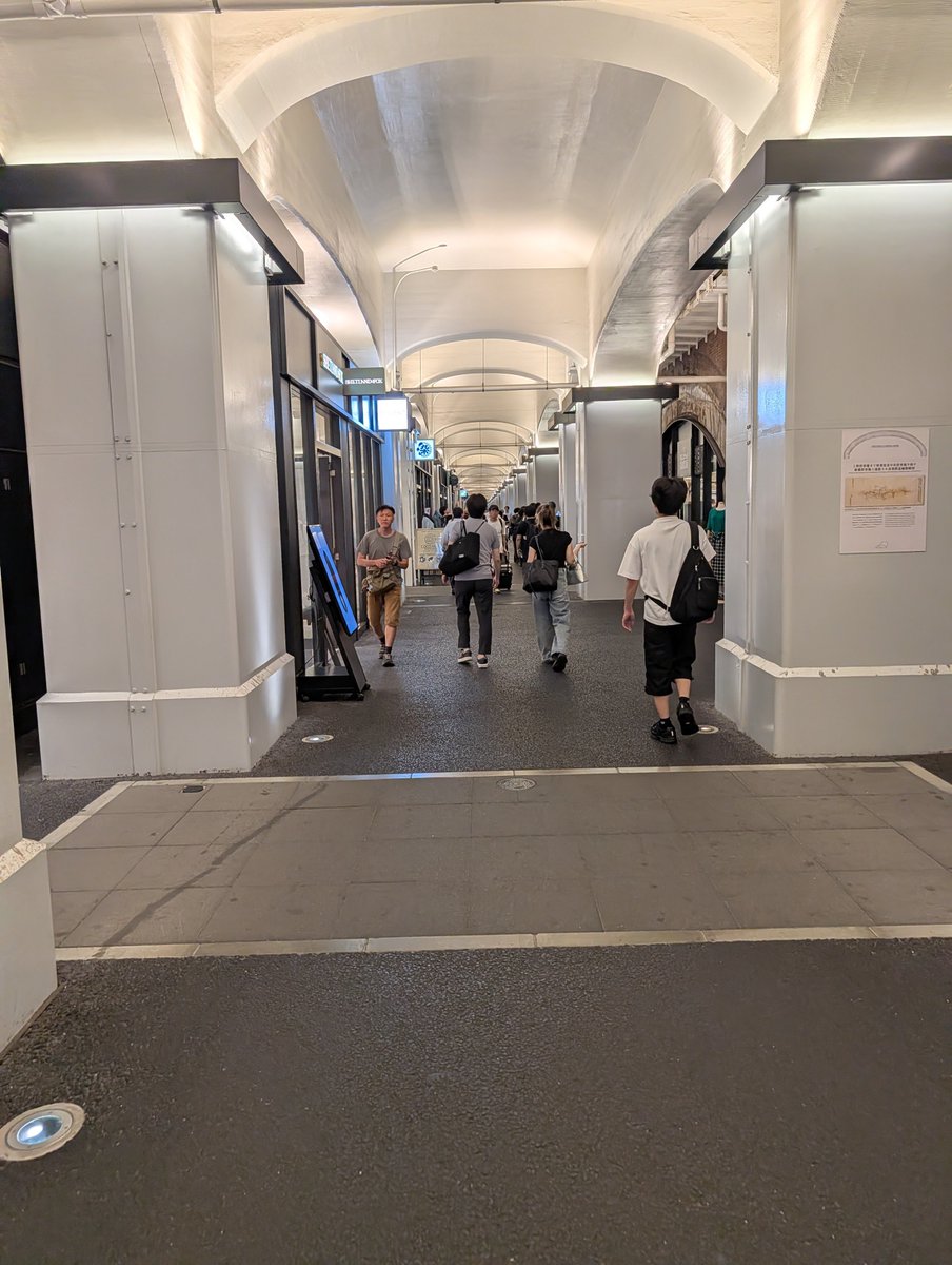 ryotin80's tweet photo. #BSノブロック物産展 

25日、二日目の13時前の様子。
小野店長、発信どころじゃないでしょうから代わりに。
OKUROJIではお隣さんのVANジャケットを目指すと隣にイベントスペースH05があります。線路の下なので新橋側、日比谷側どちらからでも会場に着ける。

新橋駅からは日比谷口7番から高架線沿いを歩くとあるよ。暑いから気をつけて！！

一番近いロッカーはおそらく日比谷シャンテ地下2階、ただし現金のみ。100円のご用意を。遠方の方は新橋駅にめっちゃめちゃコインロッカーあります！

私は本日14時から入れます。わざわざ博多からの帰り便を一つ早めて今から待機。買いまくるぞー。

#新橋ヘロヘロ団