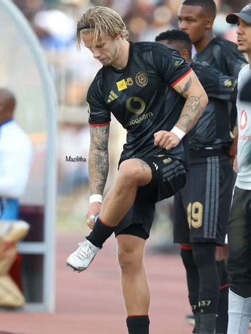 KayMahlatsi's tweet photo. The back passes that happens as soon as he enters that field? The boy looks isolated man. Can they fix this quickly 🥺 https://t.co/QMwcUJh3qh