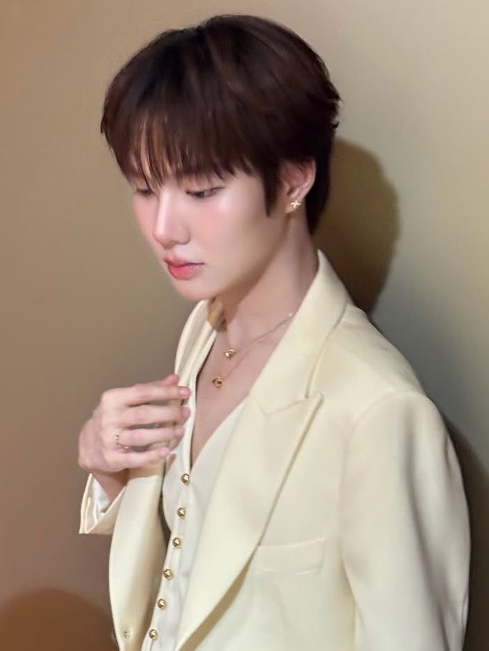 leonsashr's tweet photo. มองอะไรนักหนา                แล้วสวยทำไมนักหนา https://t.co/mCSB78umDx