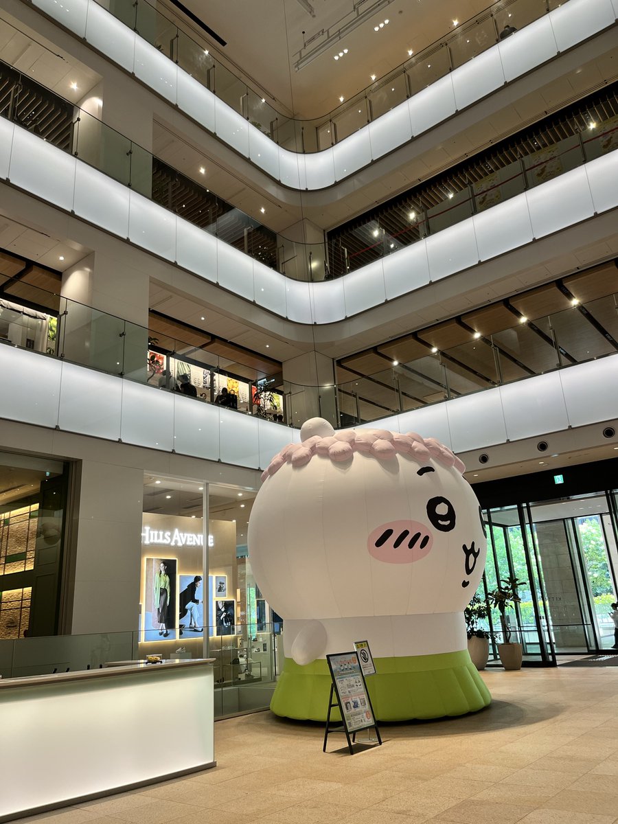 exit_es's tweet photo. KITTE大阪のデカかわ（デカいちいかわ）、迫力があってよかった 5mはちいさくないねん、デカイねん
#JR東海巨大ちいかわキャンペーン https://t.co/GA8iezgpLR