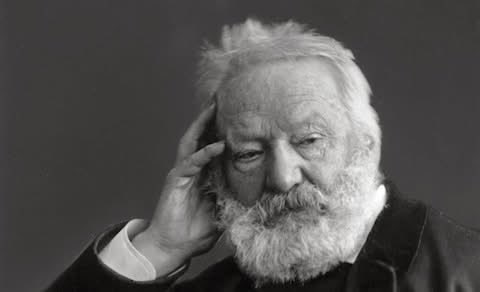 Paroles_auteurs's tweet photo. "Demain, dès l'aube, à l'heure où blanchit la campagne,
Je partirai. Vois-tu, je sais que tu m'attends.
J'irai par la forêt, j'irai par la montagne.
Je ne puis demeurer loin de toi plus longtemps.
Je marcherai les yeux fixés sur mes pensées,
Sans rien voir au dehors, sans entendre aucun bruit,
Seul, inconnu, le dos courbé, les mains croisées,
Triste, et le jour pour moi sera comme la nuit.
Je ne regarderai ni l'or du soir qui tombe,
Ni les voiles au loin descendant vers Harfleur,
Et quand j'arriverai, je mettrai sur ta tombe
Un bouquet de houx vert et de bruyère en fleur."
Victor Hugo, Les Contemplations