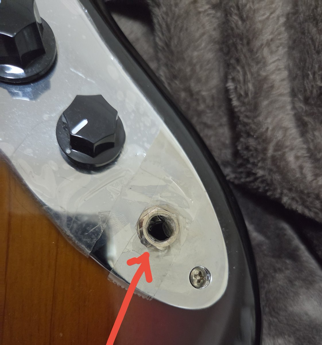 JpnSetsuko's tweet photo. 🎸
It came off!
I tried to fix it with cellophane tape,
no use  no fit the Cable.
I feel like one part is missing.
I hope it can be fixed.
I'll take it to the instrument shop. (T_T) https://t.co/bRrk4ABheC